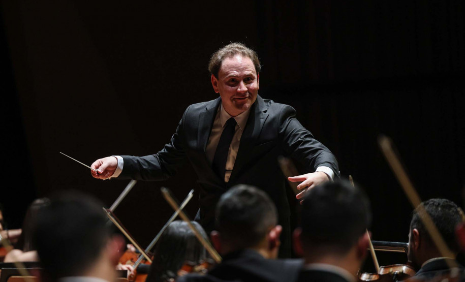Orquestra Sinfônica do Paraná recebe maestro venezuelano Christian Vásquez
