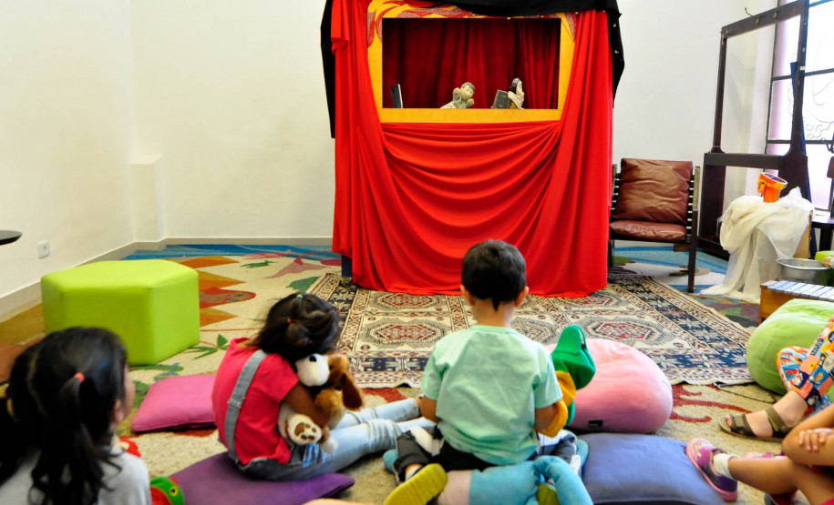 Biblioteca Pública do Paraná (BPP)  - Hora do conto – Contação de histórias para crianças, realizada pela Seção Infantil, de segunda a sexta-feira, em duas sessões, às 11h e às 15h. A partir de segunda-feira, 1° de julho, os contos da semana são “Vou te pegar”, de Tony Ross, e “Agora não, Bernardo”, de David Mckee