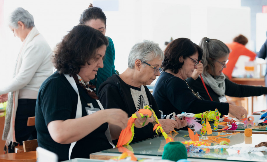 MON promove encontros para público 60+ sobre a mostra de Efrain Almeida