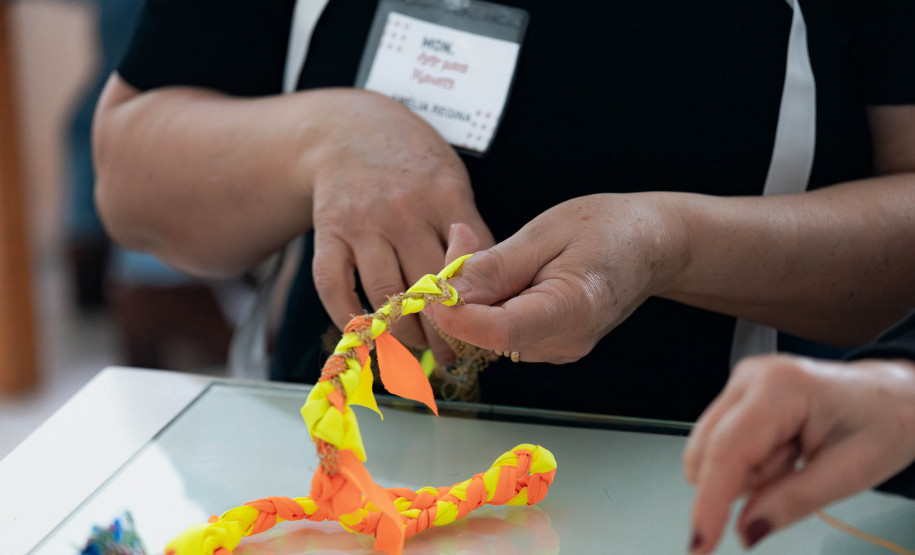 MON promove encontros para público 60+ sobre a mostra de Efrain Almeida