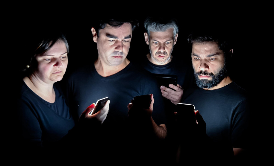 Teatro José Maria Santos - Bom dia, grupo! – grupo de teatro Antropofocus, que há 23 anos explora variadas vertentes do humor, estreia seu novo espetáculo “Bom dia, grupo!”. A sátira aborda a maneira como utilizamos a tecnologia dos celulares em nosso dia a dia, destacando temas como o excesso de tempo olhando para a tela, a falta de comunicação interpessoal, os cancelamentos virtuais e os golpes digitais