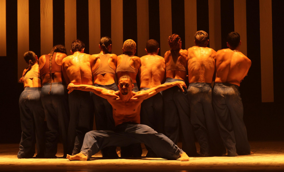 Centro Cultural Teatro Guaíra - Balé Teatro Guaíra | Contraponto – O universo interior é o elo entre as duas coreografias de “Contraponto”: “Castelo” e “Anima – imensidão adentro”. Os trabalhos coreográficos são assinados por nomes de destaque da dança: Alessandro Sousa Pereira (Castelo) e Alan Keller (Anima).