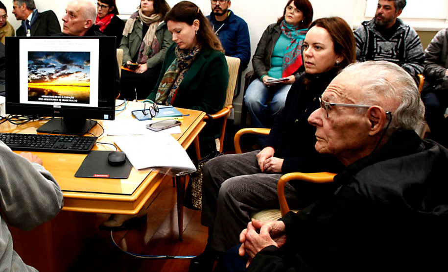 Normativas fortalecem proteção do patrimônio arqueológico da Cidade Real do Guairá. Na foto, reunião Cepha