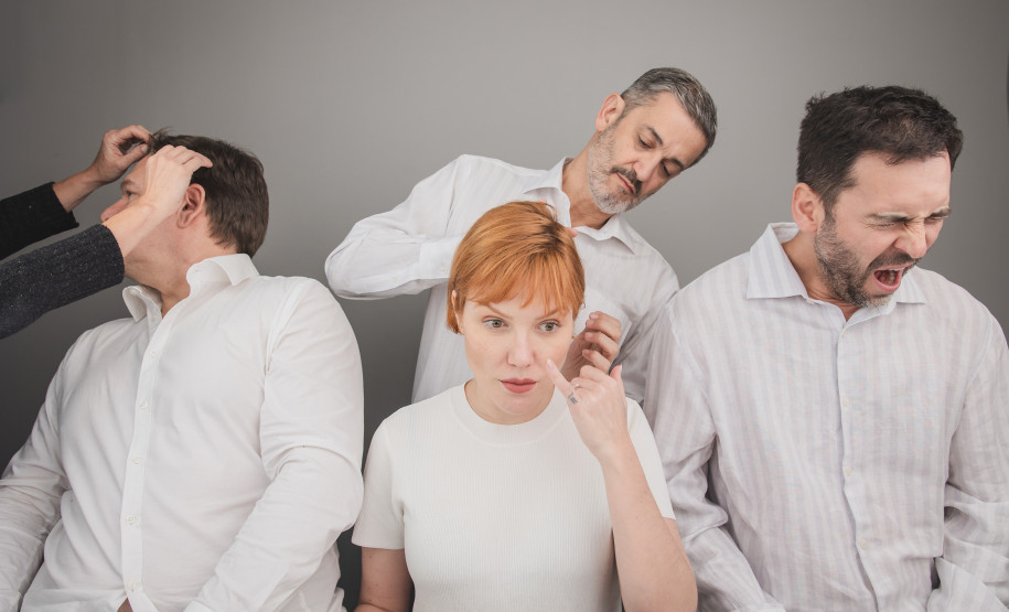 Centro Cultural Teatro Guaíra - Miniauditório - BULL – Quatro atores, emprestam a voz e o corpo para os personagens de BULL, do dramaturgo inglês Mike Bartlett. Com tradução de Luci Collin, o texto aborda as relações humanas dentro do ambiente de trabalho, mostrando até que ponto o ser humano é capaz de chegar para manter-se em uma posição “privilegiada”.