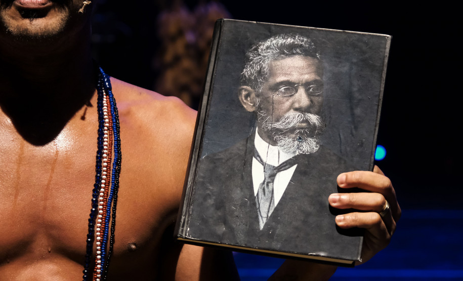 Em Curitiba, espetáculo estrelado por Samuel de Assis convida público a refletir sobre racismo