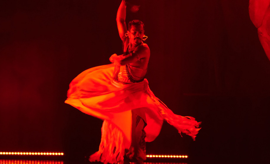 Em Curitiba, espetáculo estrelado por Samuel de Assis convida público a refletir sobre racismo