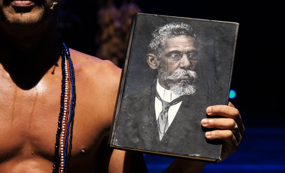 Monólogo “E vocês, quem são?”, de Samuel de Assis, sobe ao palco do Guairinha em agosto