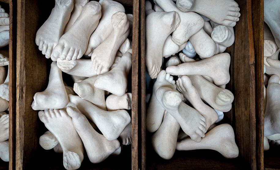 Museu de Arte Contemporânea (MAC-Paraná) - O Museu de Arte Contemporânea do Paraná (MAC Paraná) inaugura nesta sexta-feira (19), às 14h, a exposição “O Estranho que Mora Comigo”. A mostra reúne obras tridimensionais do acervo da instituição e uma obra externa convidada, e estará em exibição na Sede Adalice Araújo do MAC Paraná, no hall da Secretaria de Estado da Cultura (SEEC), no centro de Curitiba