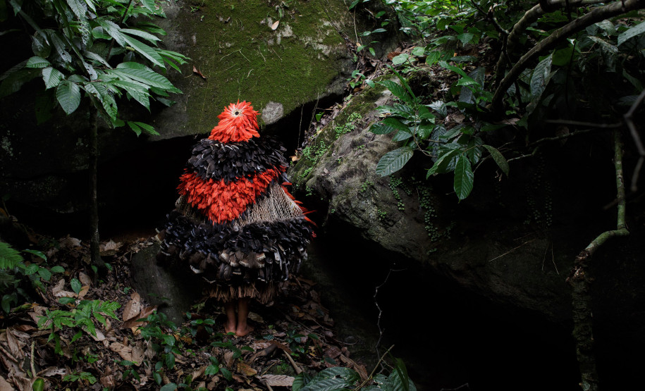 Museu Paranaense (MUPA) - Instalação – Em exibição até 5 de agosto, a instalação audiovisual “Nós somos pássaros que andam” já está em cartaz. Nela, a artista, ativista e professora Glicéria Tupinambá narra sua missão de recuperar material e culturalmente a tradição dos mantos que foram levados por diversos museus europeus