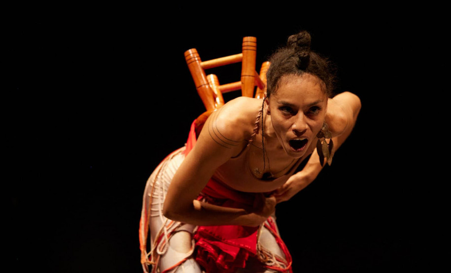 Museu Paranaense (MUPA) - Acrobacia – Na terça (23), às 19h, acontece a oficina “Arvorando”, elaborada com o objetivo de cultivar consciência, expressão corporal e enraizamento da presença em vivências coreográficas, rítmicas e jogos de improvisação, a partir de princípios presentes em distintas danças da diáspora africana no Brasil