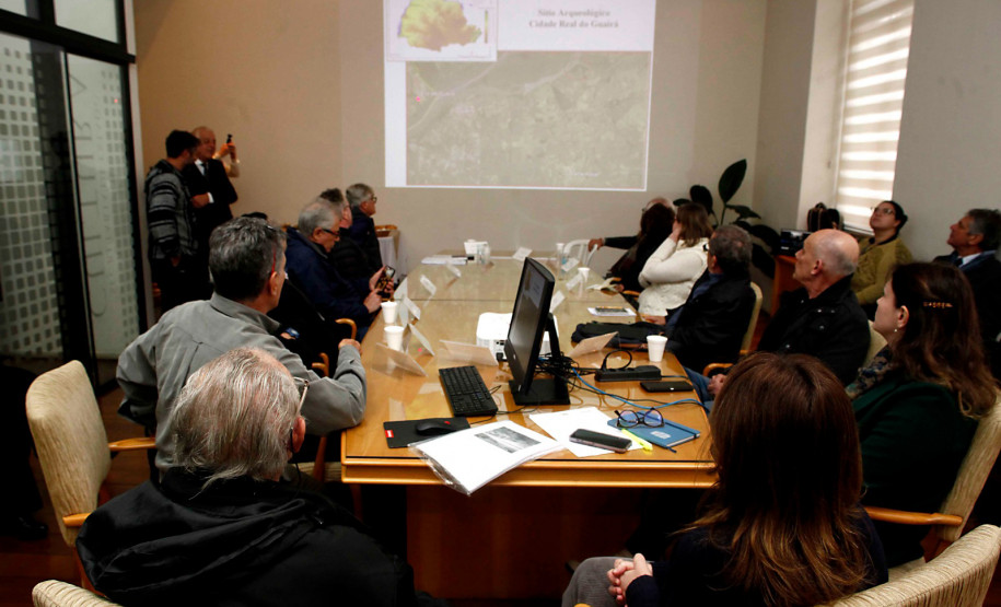 Normativas fortalecem proteção do patrimônio arqueológico da Cidade Real do Guairá. Na foto, reunião Cepha