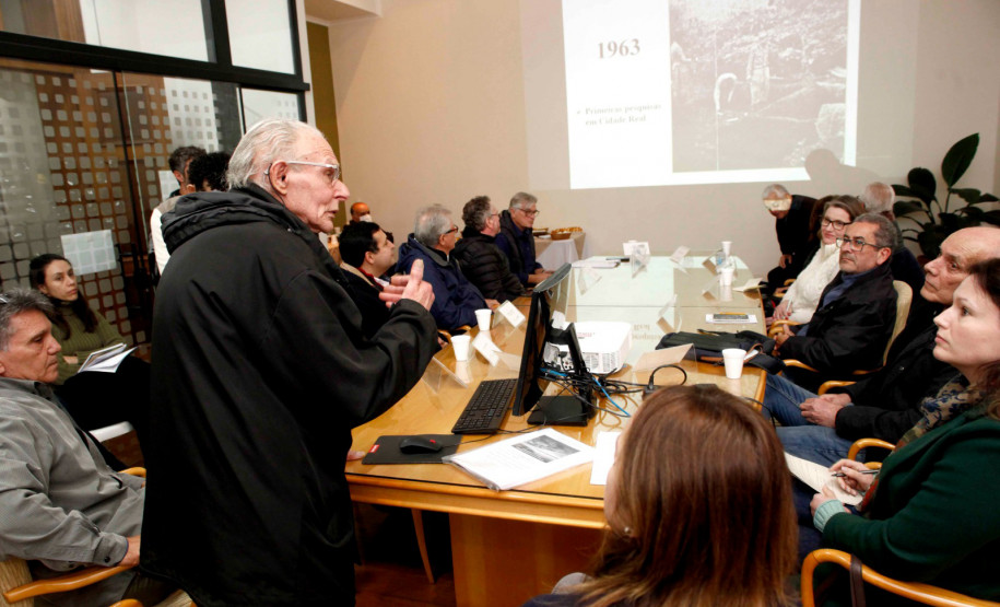 Normativas fortalecem proteção do patrimônio arqueológico da Cidade Real do Guairá. Na foto, reunião Cepha