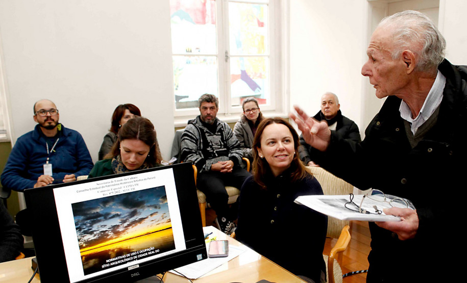 Normativas fortalecem proteção do patrimônio arqueológico da Cidade Real do Guairá. Na foto, reunião Cepha