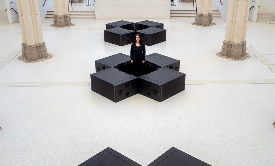 Artista Stefanie Egedy explica instalação de obra sonora no MUPA