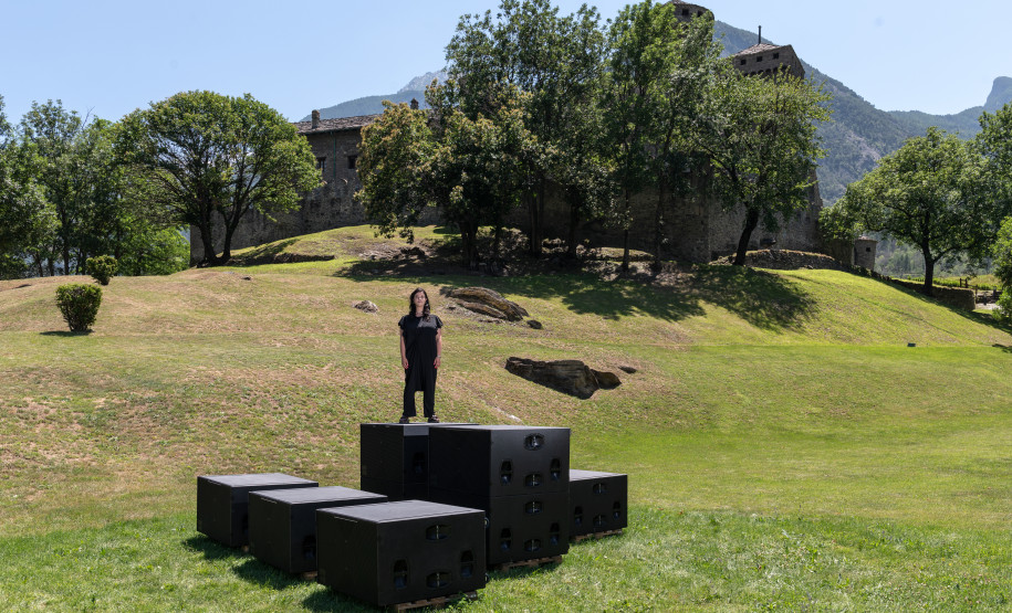 Artista Stefanie Egedy explica instalação de obra sonora no MUPA