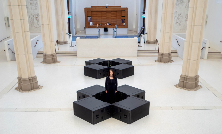 Museu Paranaense (MUPA) - Sessão de Relaxamento Sub-Grave – Como desdobramento da instalação BODIES AND SUBWOOFERS (B.A.S.), no sábado (6) no sábado, 6, às 16h, Stefanie Egedy ativa a instalação com uma performance sonora de baixa frequência que investiga os possíveis efeitos relaxantes das ondas sonoras produzidas por subwoofers no corpo e no sistema nervoso. Participação livre