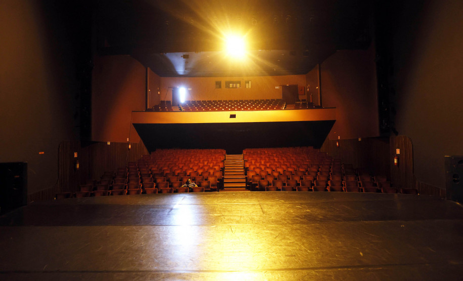 Teatro Guaíra publica edital de locação dos palcos para escolas de dança do Estado