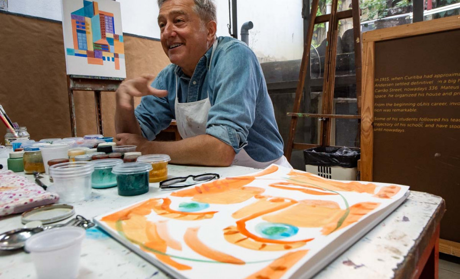 O artista plástico Jefferson Svoboda é o novo residente do Museu Casa Alfredo Andersen