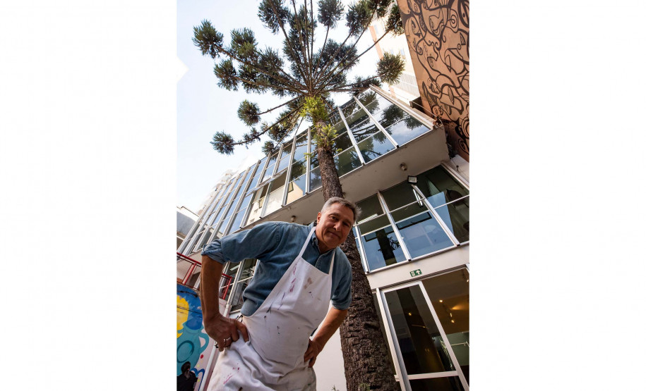 O artista plástico Jefferson Svoboda é o novo residente do Museu Casa Alfredo Andersen