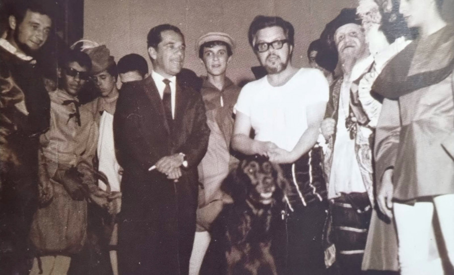 O Governador Ney Braga cumprimenta elenco do TCP após a apresentação de A megera domada (1964)