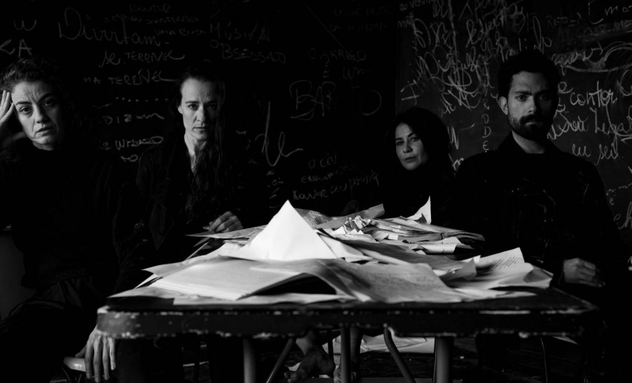 Centro Cultural Teatro Guaíra - Teatro José Maria Santos Cabaré Haikai – A figura multifacetada de Paulo Leminski e suas contribuições marcantes na poesia, na literatura, na música, e até nas artes visuais são o mote da peça “Cabaré Haikai”. Com direção de Roddrigo Fôrnos, é uma forma de celebrar a vida e obra do artista curitibano que faria 80 anos em 2024