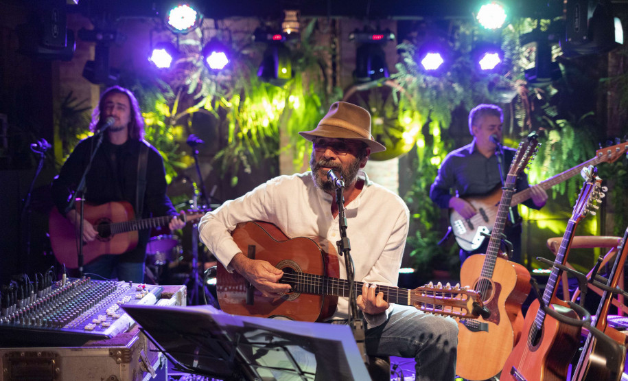 Centro Cultural Teatro Guaíra - lmir Sater e Banda – No sábado (31) às 21h, a tradicional apresentação que o músico Almir Sater realiza todos os anos em Curitiba será marcada por clássicos da trajetória do cantor e violeiro