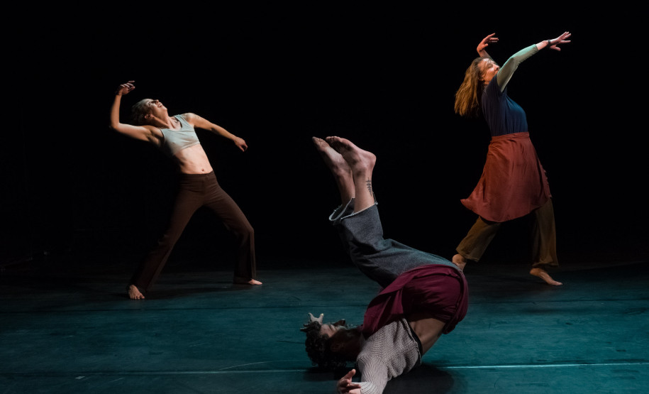 Centro Cultural Teatro Guaíra - Miniauditório Desmundo – Dividida em dois atos, a peça “Desmundo” é fundada na experimentação de estados corporais e tônus dos bailarinos que mergulham em universos distintos