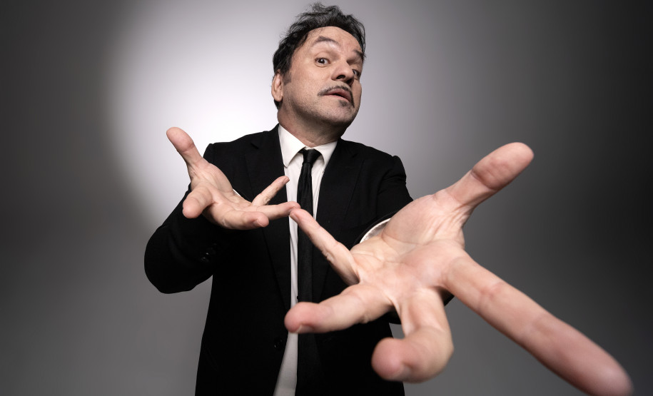 Centro Cultural Teatro Guaíra - Teatro José Maria Santos - Fake-News – A Comédia – É cada vez mais difícil distinguir o que é verdade ou não. A comédia é o décimo solo do ator e comediante Fábio Silvestre