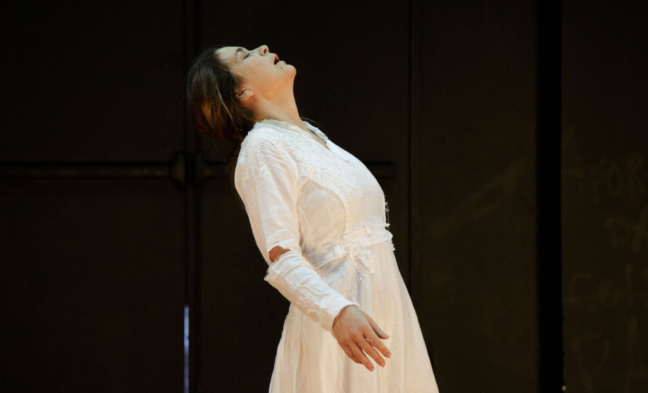 Centro Cultural Teatro Guaíra - Guairinha - Virginia, com Cláudia Abreu – Virginia é o resultado dos vários atravessamentos que a escritora inglesa Virginia Woolf provocou na atriz Claudia Abreu ao longo de sua trajetória