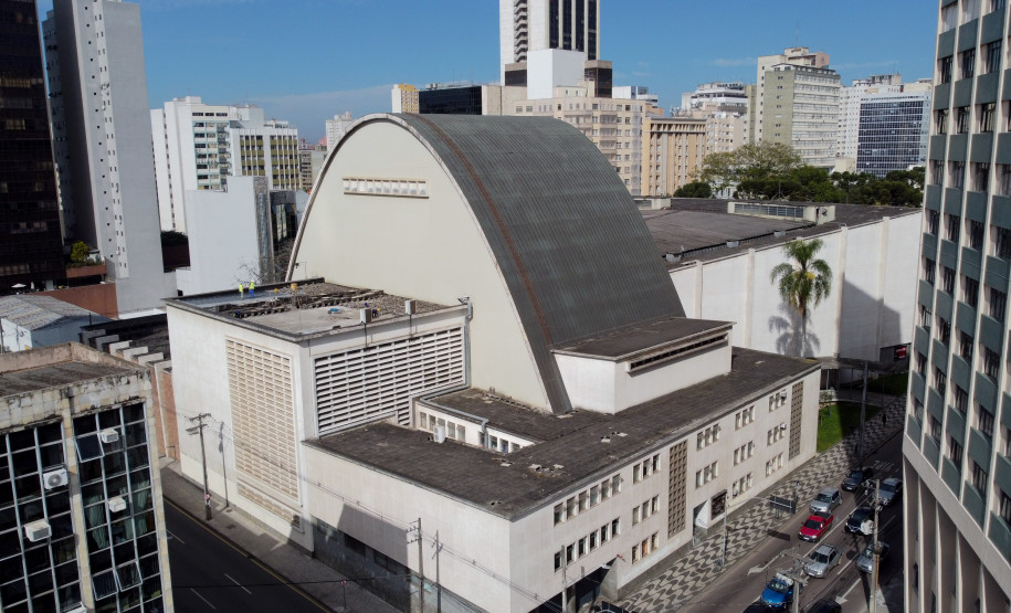 Com investimento de R$ 1,2 milhão, começa revitalização da cobertura do Teatro Guaíra