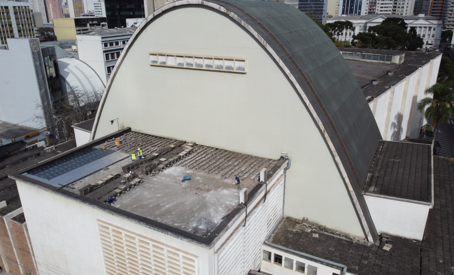 Com investimento de R$ 1,2 milhão, começa revitalização da cobertura do Teatro Guaíra