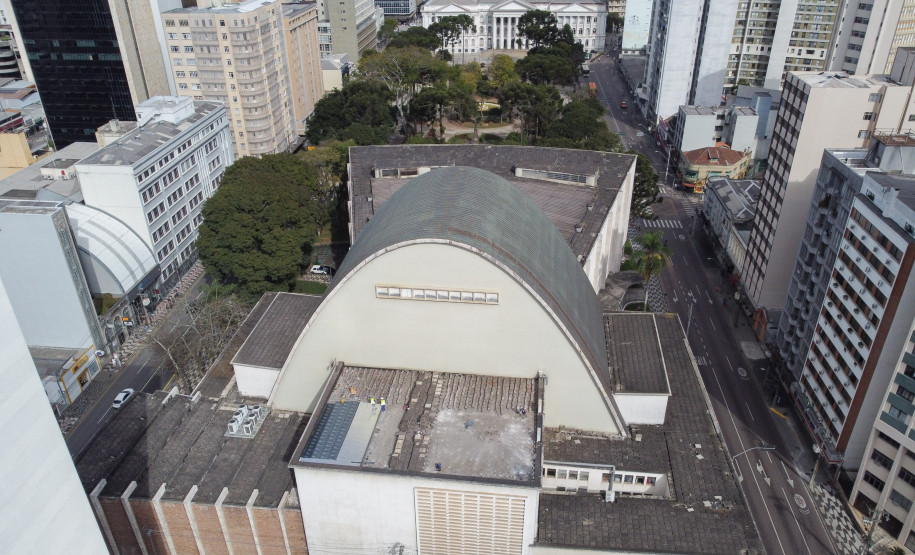 Com investimento de R$ 1,2 milhão, começa revitalização da cobertura do Teatro Guaíra