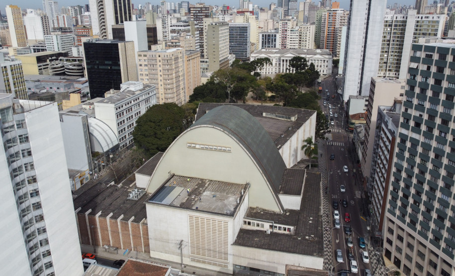 Com investimento de R$ 1,2 milhão, começa revitalização da cobertura do Teatro Guaíra