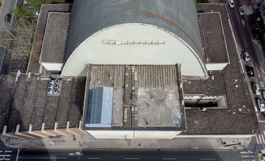 Com investimento de R$ 1,2 milhão, começa revitalização da cobertura do Teatro Guaíra