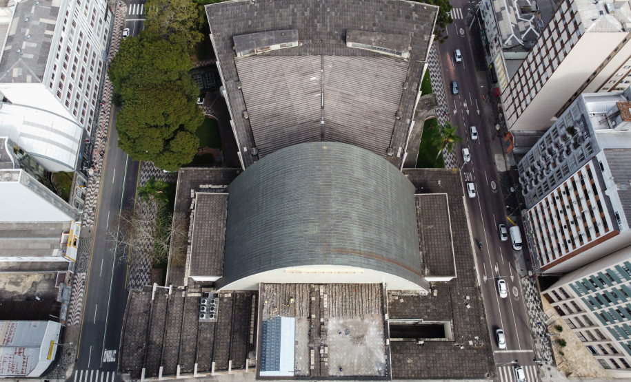 Com investimento de R$ 1,2 milhão, começa revitalização da cobertura do Teatro Guaíra