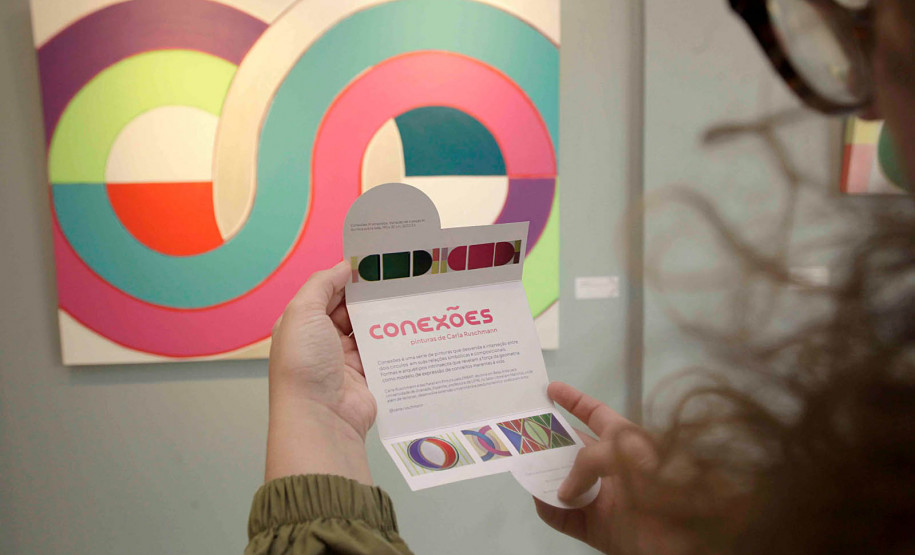 Museu Casa Alfredo Andersen (MCAA) - Visita mediada – Na tarde desta sexta (23), a artista Carla Ruschmann recebe o público para uma visita mediada pela exposição “Conexões”. A mostra reúne uma série de pinturas que exploram a interseção de dois círculos e o uso da geometria como expressão de conceitos vitais, buscando harmonia entre formas, cores e espaço, a partir de uma pintura criada como um feng shui de proteção.