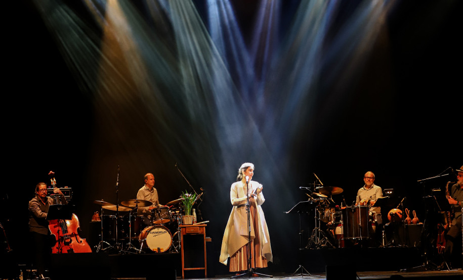 Mônica Salmaso apresenta turnê “Minha Casa” no Teatro Guaíra