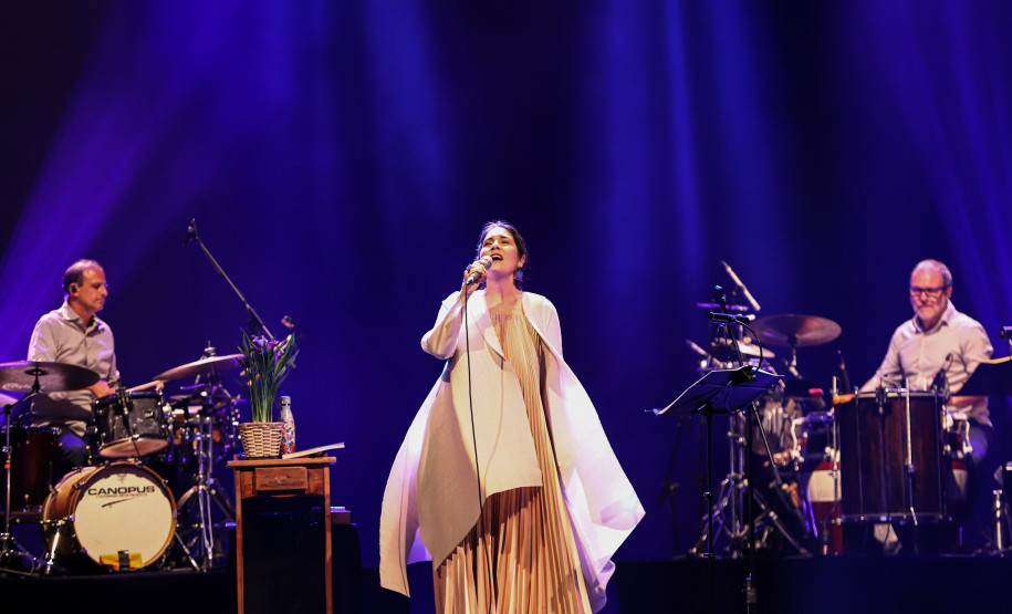 Mônica Salmaso apresenta turnê “Minha Casa” no Teatro Guaíra