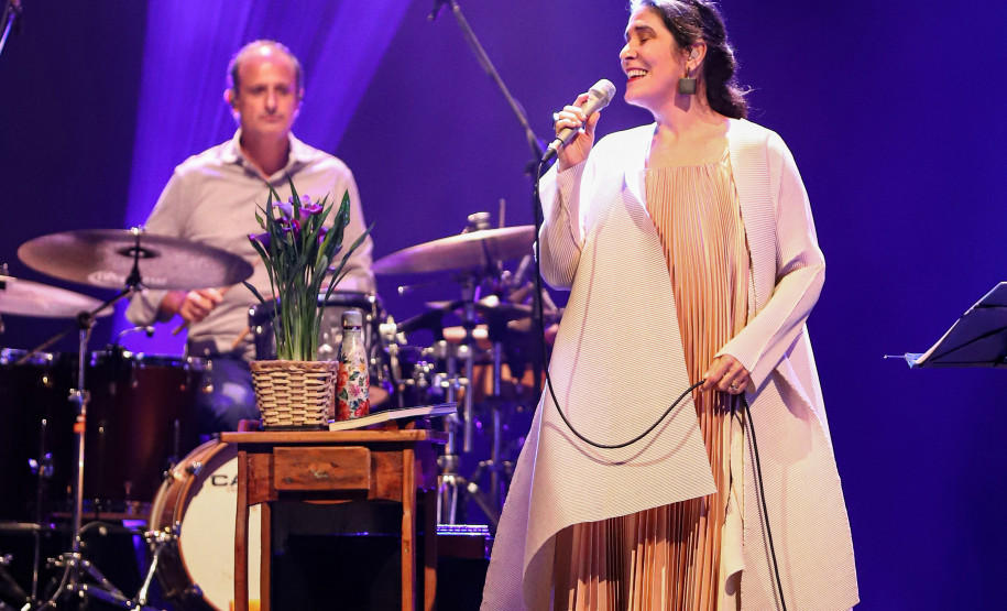 Mônica Salmaso apresenta turnê “Minha Casa” no Teatro Guaíra