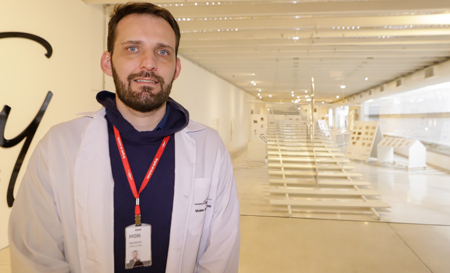 Trabalho de manutenção e restauração das obras de artes no Museu Oscar Niermeyer (MON).