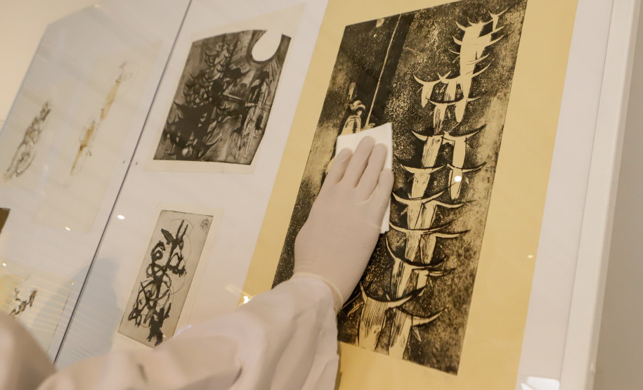 Trabalho de manutenção e restauração das obras de artes no Museu Oscar Niermeyer (MON).