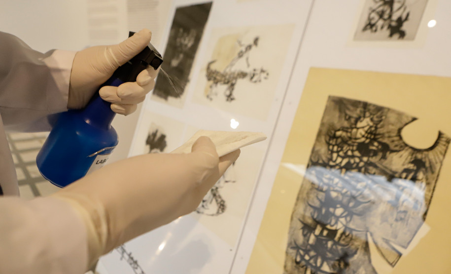 Trabalho de manutenção e restauração das obras de artes no Museu Oscar Niermeyer (MON).