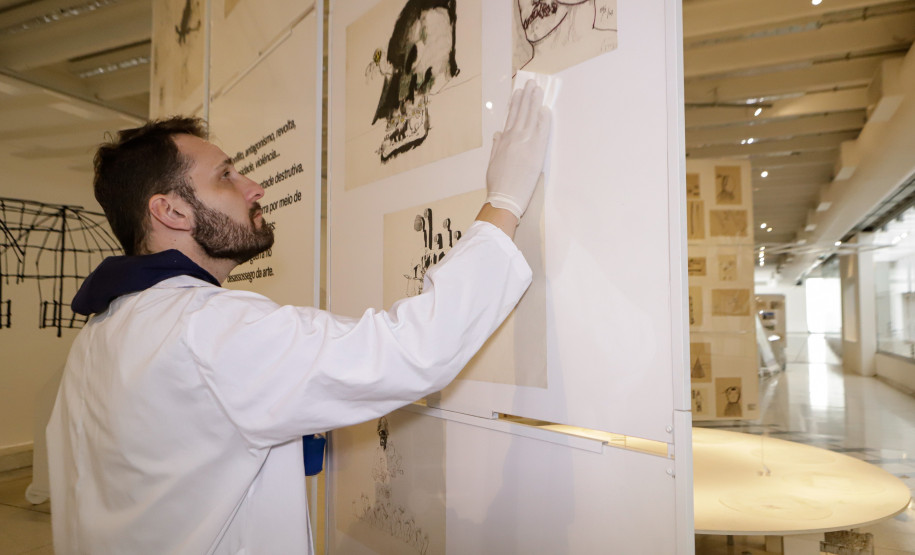 Trabalho de manutenção e restauração das obras de artes no Museu Oscar Niermeyer (MON). Na foto Humberto Imbrunísio, coordenador do setor de Conservação e Restauro do MON.