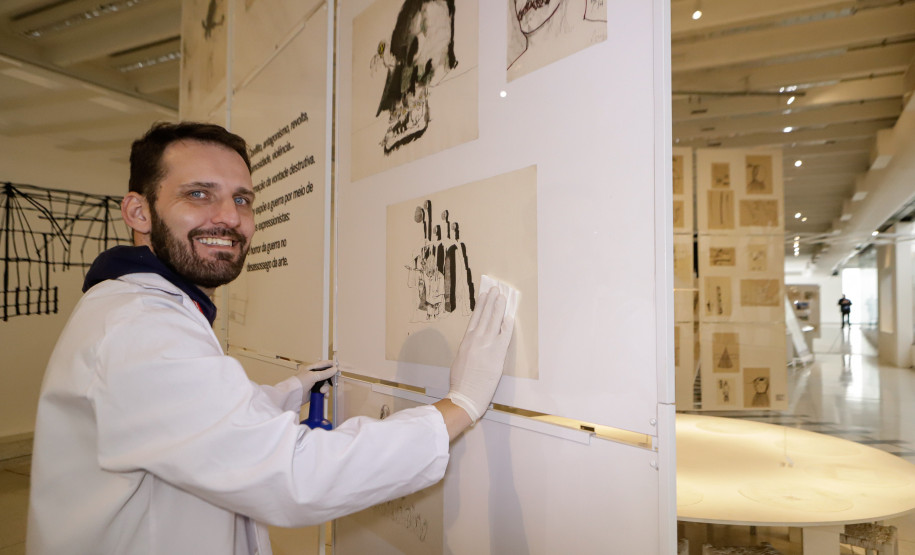 Trabalho de manutenção e restauração das obras de artes no Museu Oscar Niermeyer (MON). Na foto Humberto Imbrunísio, coordenador do setor de Conservação e Restauro do MON.