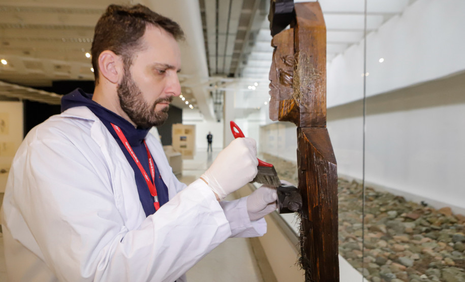 Trabalho de manutenção e restauração das obras de artes no Museu Oscar Niermeyer (MON). Na foto Humberto Imbrunísio, coordenador do setor de Conservação e Restauro do MON.