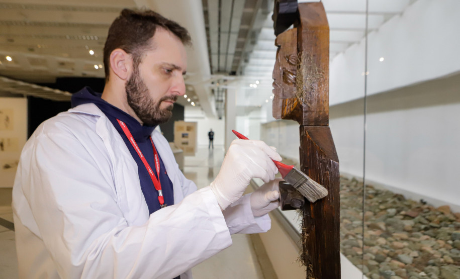 Trabalho de manutenção e restauração das obras de artes no Museu Oscar Niermeyer (MON). Na foto Humberto Imbrunísio, coordenador do setor de Conservação e Restauro do MON.