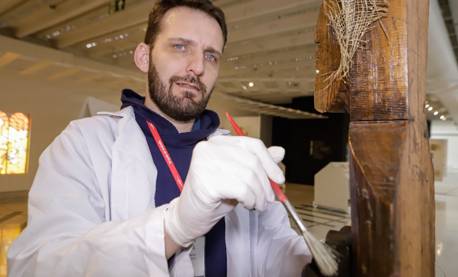 Trabalho de manutenção e restauração das obras de artes no Museu Oscar Niermeyer (MON). Na foto Humberto Imbrunísio, coordenador do setor de Conservação e Restauro do MON.
