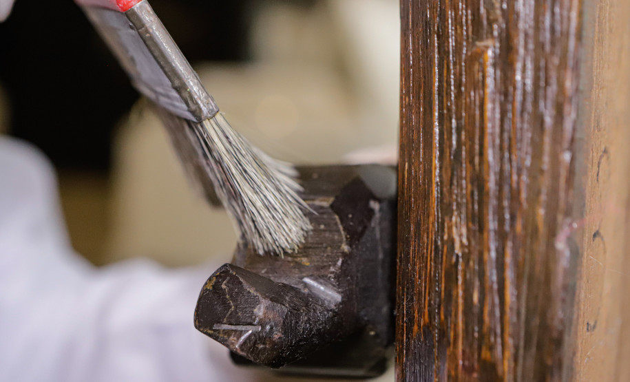 Trabalho de manutenção e restauração das obras de artes no Museu Oscar Niermeyer (MON).