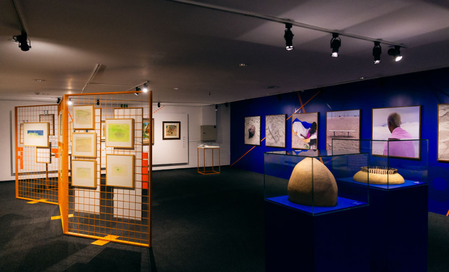 Museu Oscar Niemeyer (MON) - Últimos dias – A exposição “Antes e agora, longe e aqui dentro” poderá ser vista até domingo (25). Com a proposta de estabelecer diálogos entre o acervo do MON e a arte contemporânea brasileira, a exposição apresenta mais de cem obras realizadas por 44 artistas, em exibição na Sala 11 e em diversos espaços, como Pátio das Esculturas, Parcão, hall térreo e rampa.