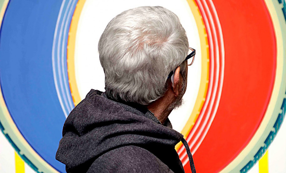 Museu Casa Alfredo Andersen (MCAA) - Visita mediada – Na tarde desta sexta (23), a artista Carla Ruschmann recebe o público para uma visita mediada pela exposição “Conexões”. A mostra reúne uma série de pinturas que exploram a interseção de dois círculos e o uso da geometria como expressão de conceitos vitais, buscando harmonia entre formas, cores e espaço, a partir de uma pintura criada como um feng shui de proteção.